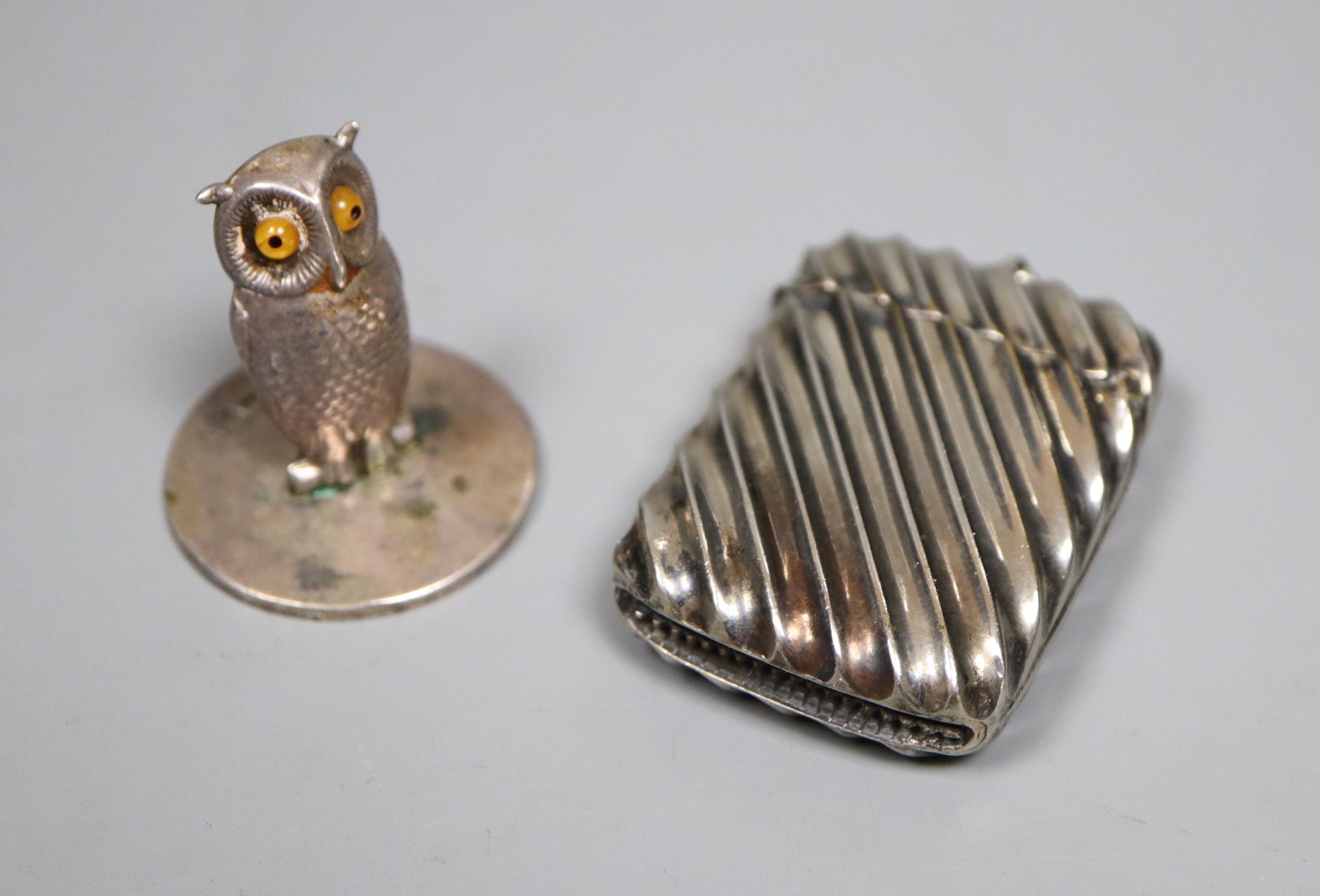An Edwardian silver owl menu holder by Sampson Mordan & Co, Chester, 1905, 35mm and a plated vesta case.